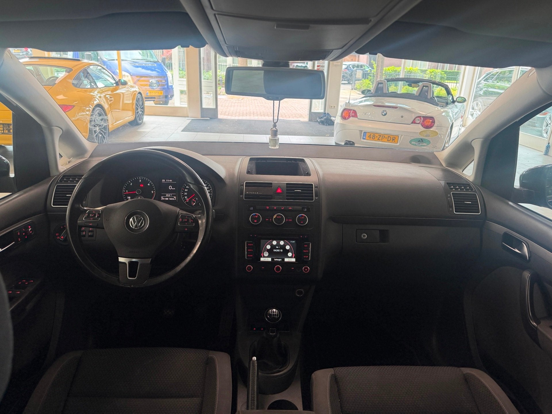 Volkswagen Touran 2.0 TDI Highline BlueMotion Clima/Cruise/T, Auto's, Volkswagen, Euro 5, Stof, Gebruikt, Zwart