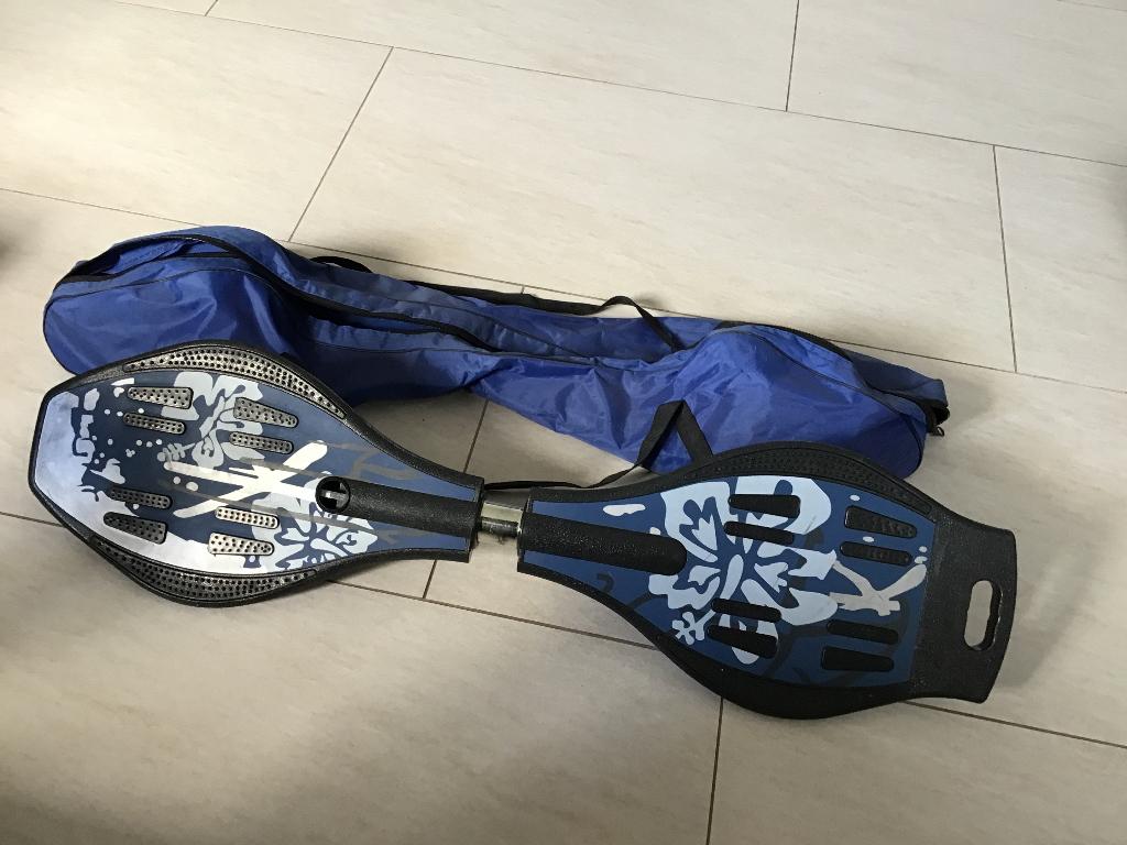 Skateboard / waveboard blauw met draagtas ZGAN, Ophalen of Verzenden, Zo goed als nieuw, Waveboard
