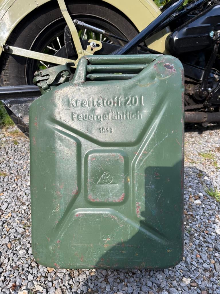 Duitse WW2 jerrycan ‘43, Ophalen of Verzenden, Duitsland, Embleem of Badge