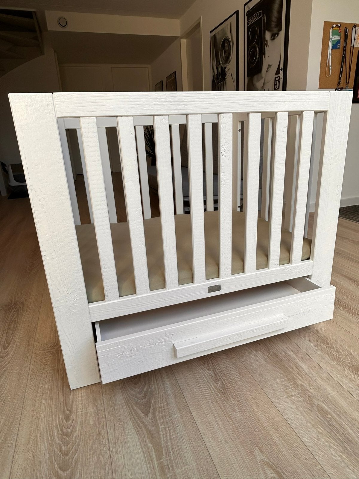Te Koop!! Baby Box - Wit - Houtlook incl. matras Pretura, Kinderen en Baby's, Ophalen, Gebruikt, Rechthoekig, In hoogte verstelbaar