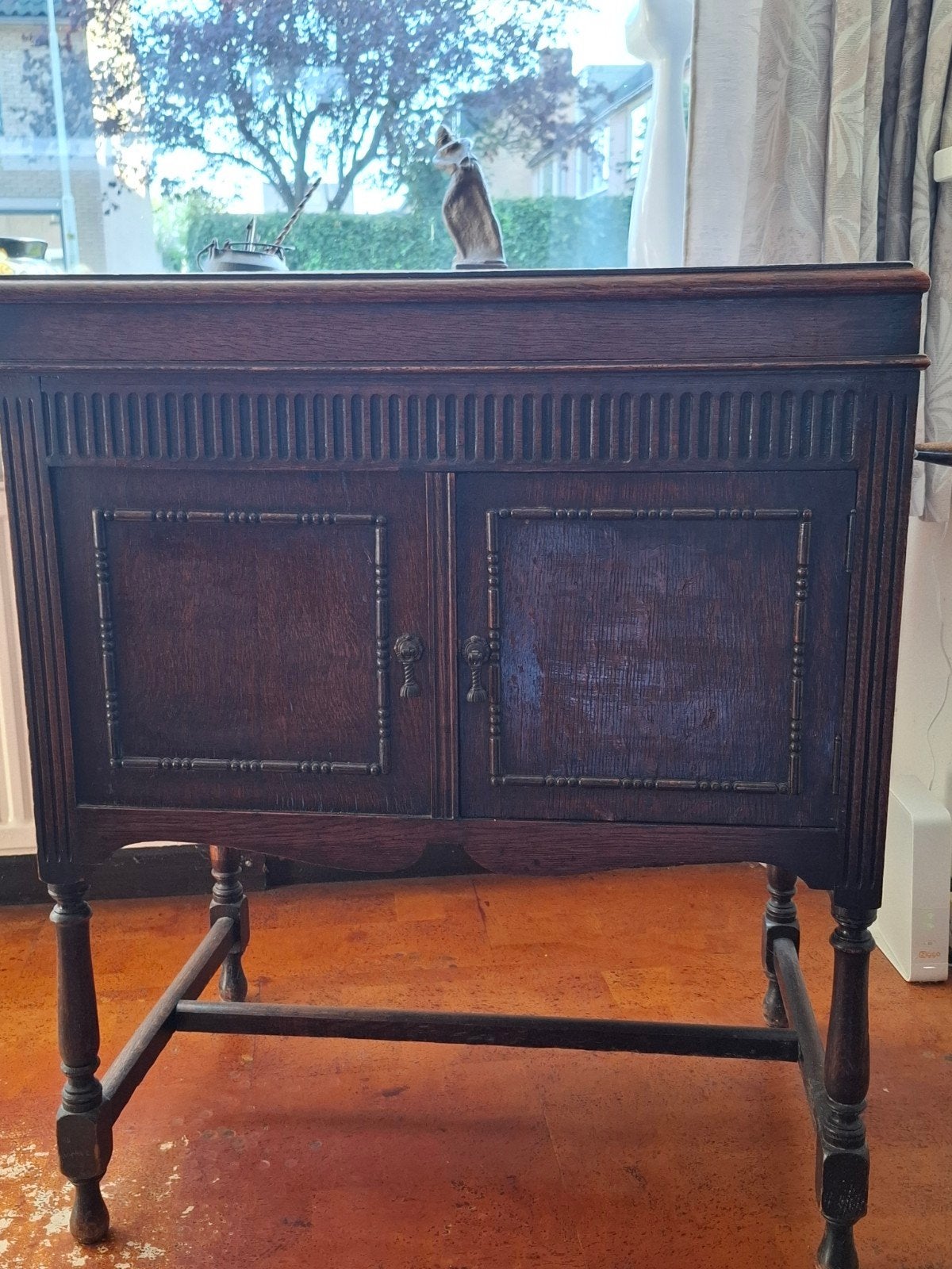 Antieke grammofoon met platen en naalden, Ophalen