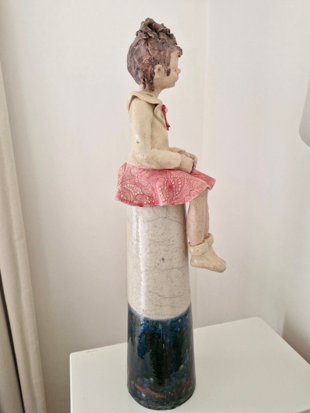 Keramieken Beeldje Zittend Meisje - Handgemaakt, Ophalen, 20 - 50 cm, Steen of Keramiek, Beeld