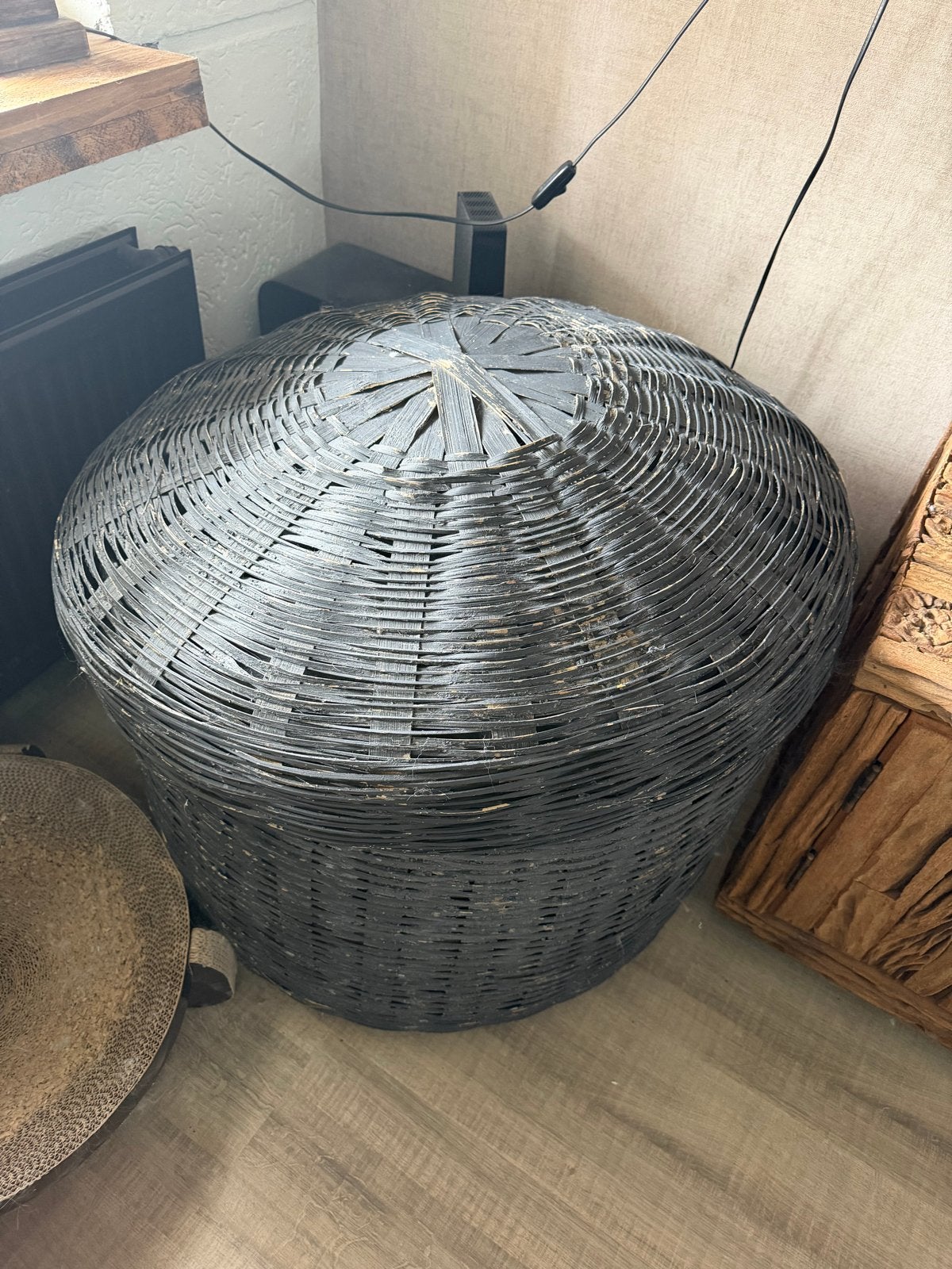 Grote rieten mand met deksel - Zwart, Ophalen, Gebruikt, Met deksel, Mand