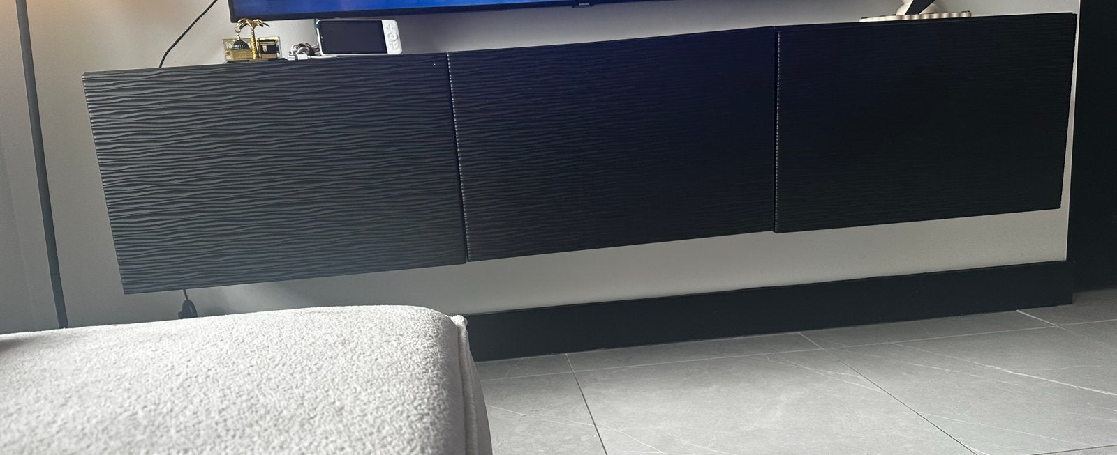 Zwart zwevend tv-meubel met golvend design, Huis en Inrichting, Ophalen, 150 tot 200 cm, Zo goed als nieuw, Minder dan 100 cm