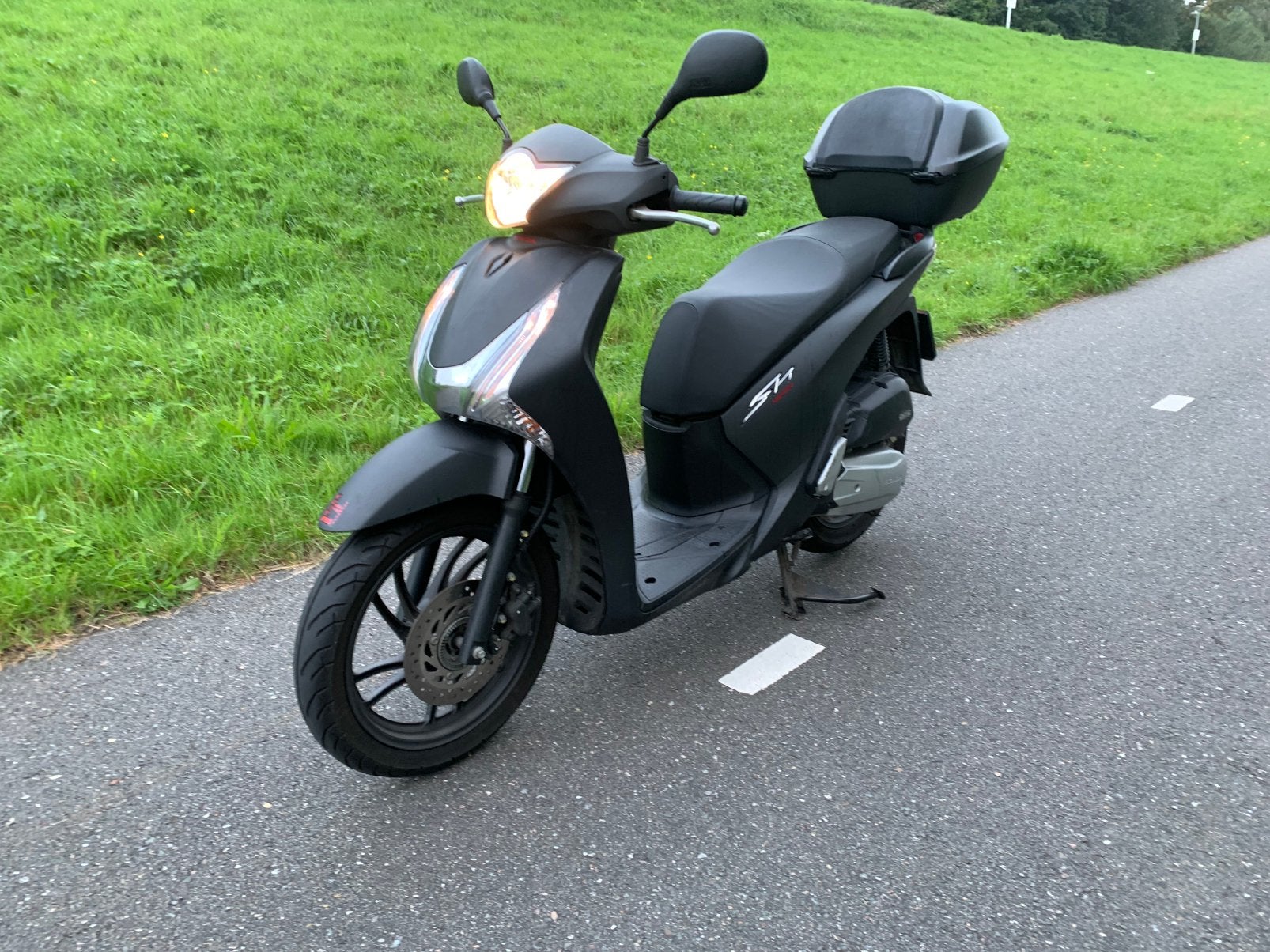 Honda 125 scooter 2015 matzwart topkoffer, Fietsen en Brommers, Ophalen, Honda, Zo goed als nieuw, Benzine