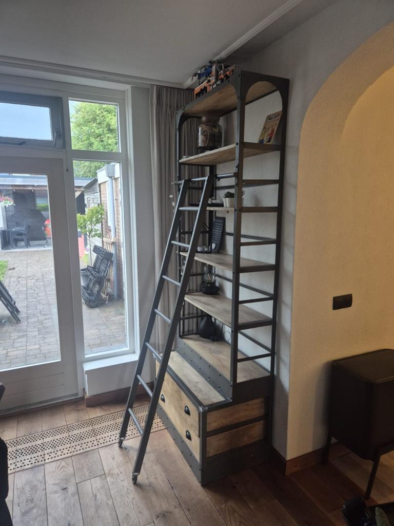 Industriële boekenkast met lades en ladder, Met plank(en), 200 cm of meer, 50 tot 100 cm, Zo goed als nieuw