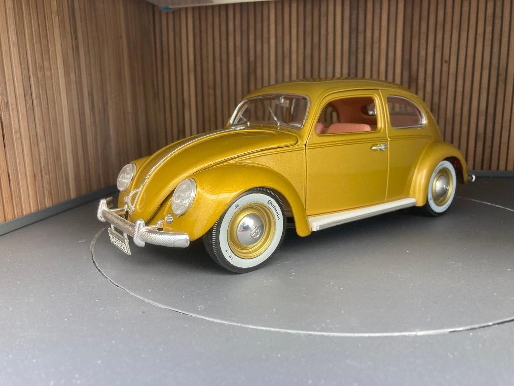 VW Kever (1955) Goud 1:18 Bburago MJ, Hobby en Vrije tijd, Modelauto's | 1:18, Ophalen of Verzenden, Zo goed als nieuw, Auto, Bburago