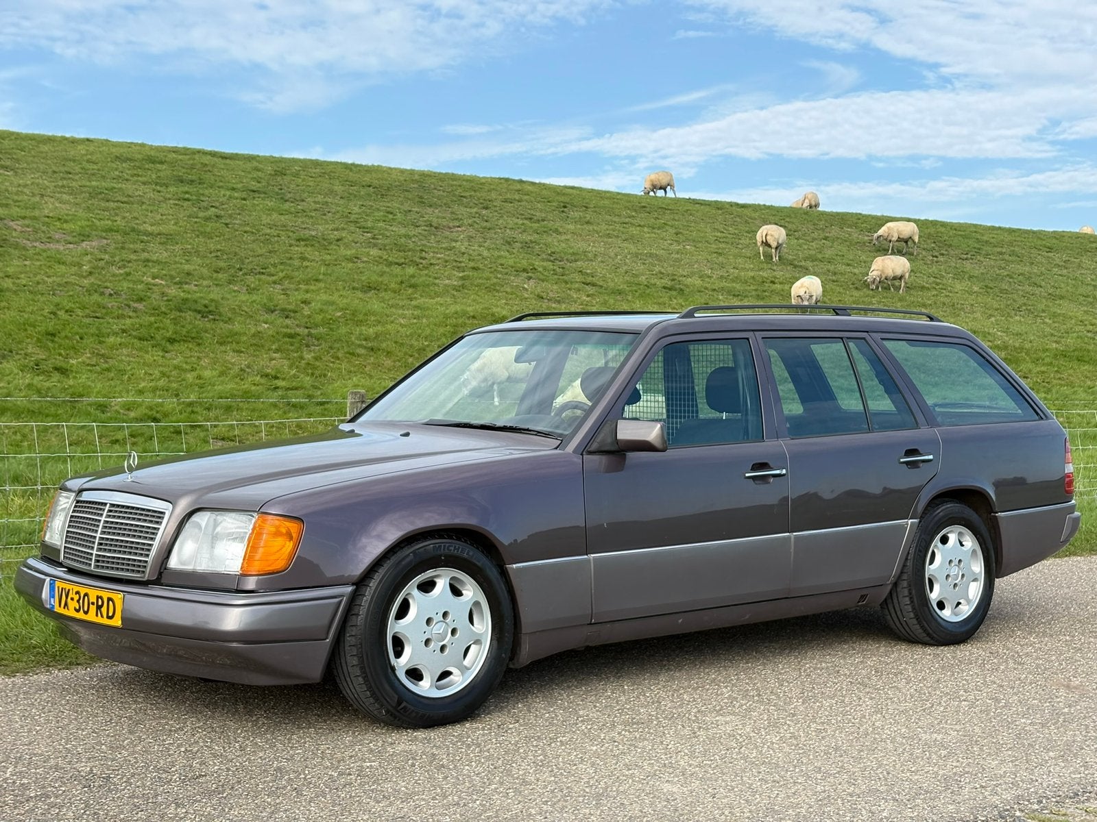 Mercedes-Benz W124 E200 Kombi 1993 | Automaat | Erg netjes, Auto's, Automaat, Zwart, 4 cilinders, Radio