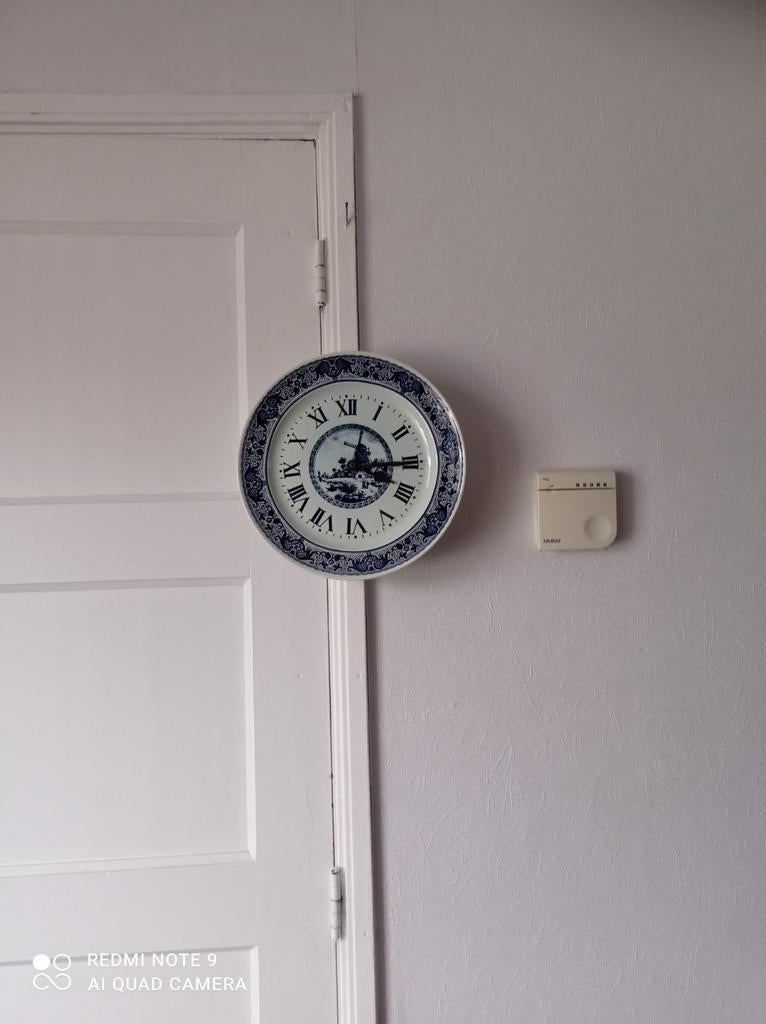 Te koop Vintage Wandbord klok met typisch, Antiek en Kunst, Antiek | Klokken, Ophalen of Verzenden