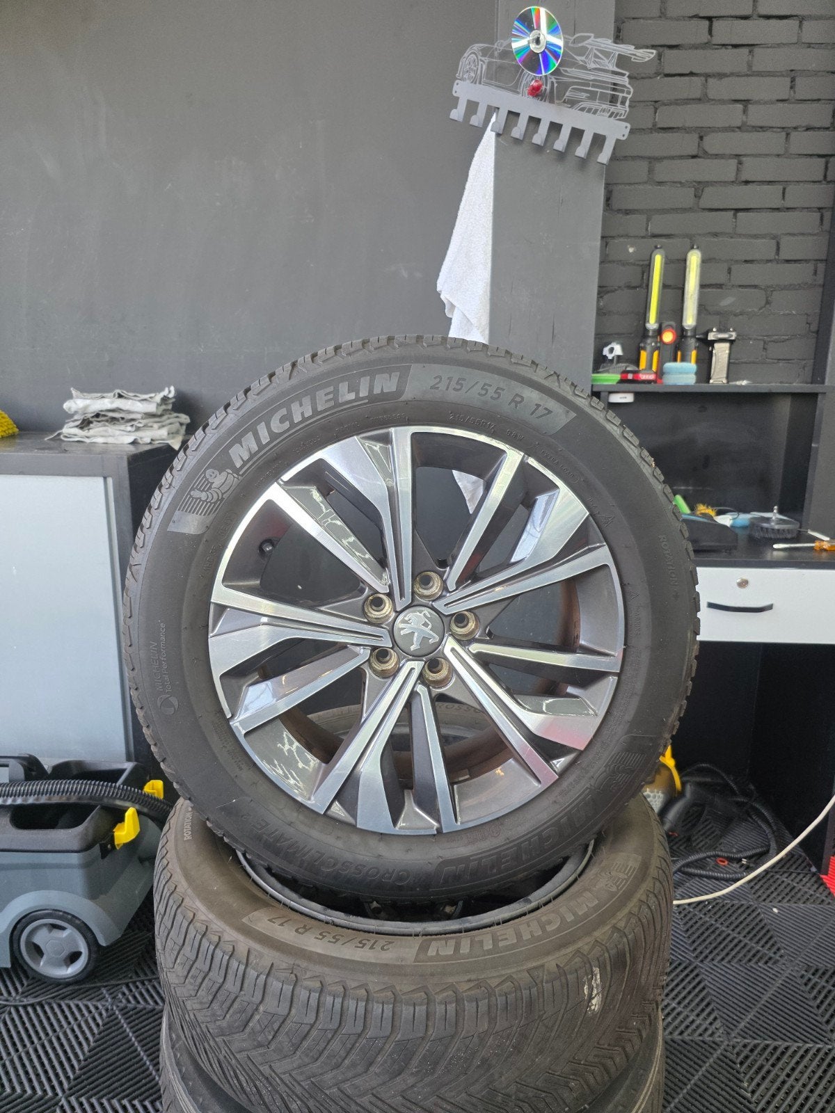 Peugeot 4 velgen 17 inch 215/55 met 2 banden all seizoen, Ophalen, Banden en Velgen, 17 inch, All Season