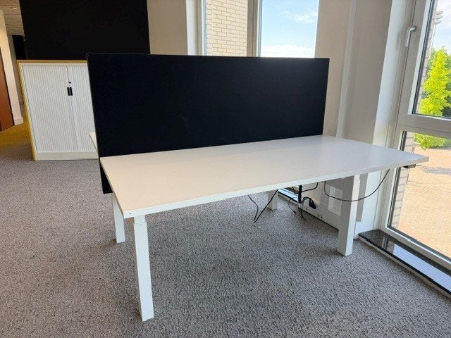 Foto 19 van Elektrische zit-sta duo-bureau met kabelgoot, verdeler, 21st