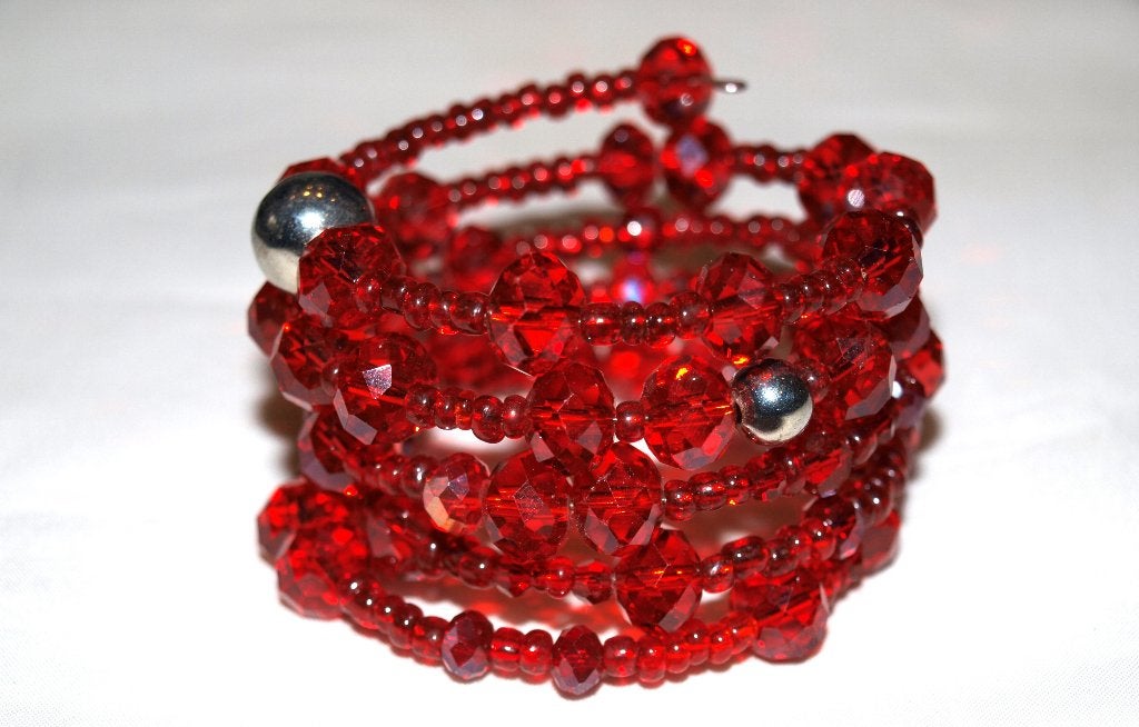 Rode kralen spiraal armband, Overige materialen, Nieuw, Ophalen of Verzenden, Met bedels of kralen