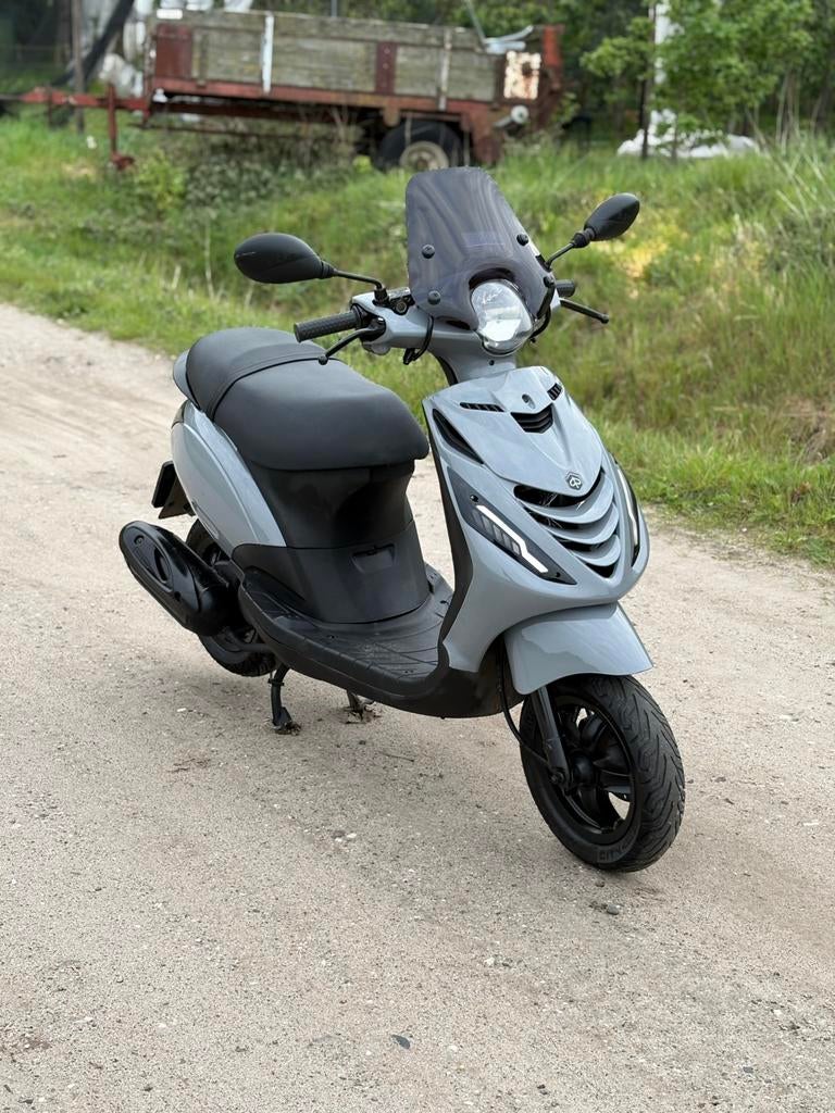 Piaggio zip 50cc 2017 incl grote beurt 1ste eigenaar, Fietsen en Brommers, Scooters | Piaggio, Ophalen, Gebruikt, Zip, Benzine