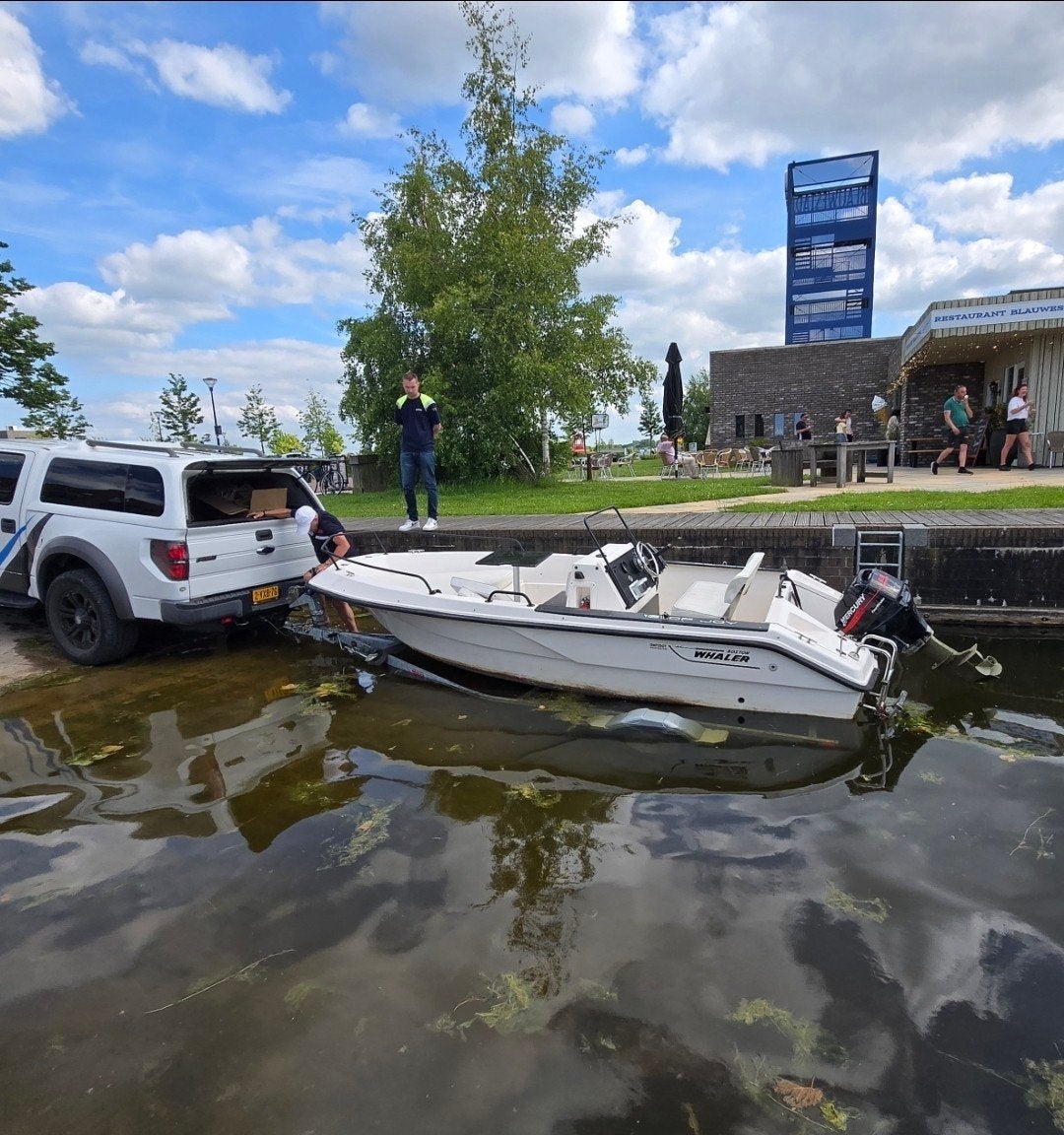 Elan GT 495 F met Mercury 9.9 PK 4-takt buitenboordmotor, Ophalen, Buitenboordmotor