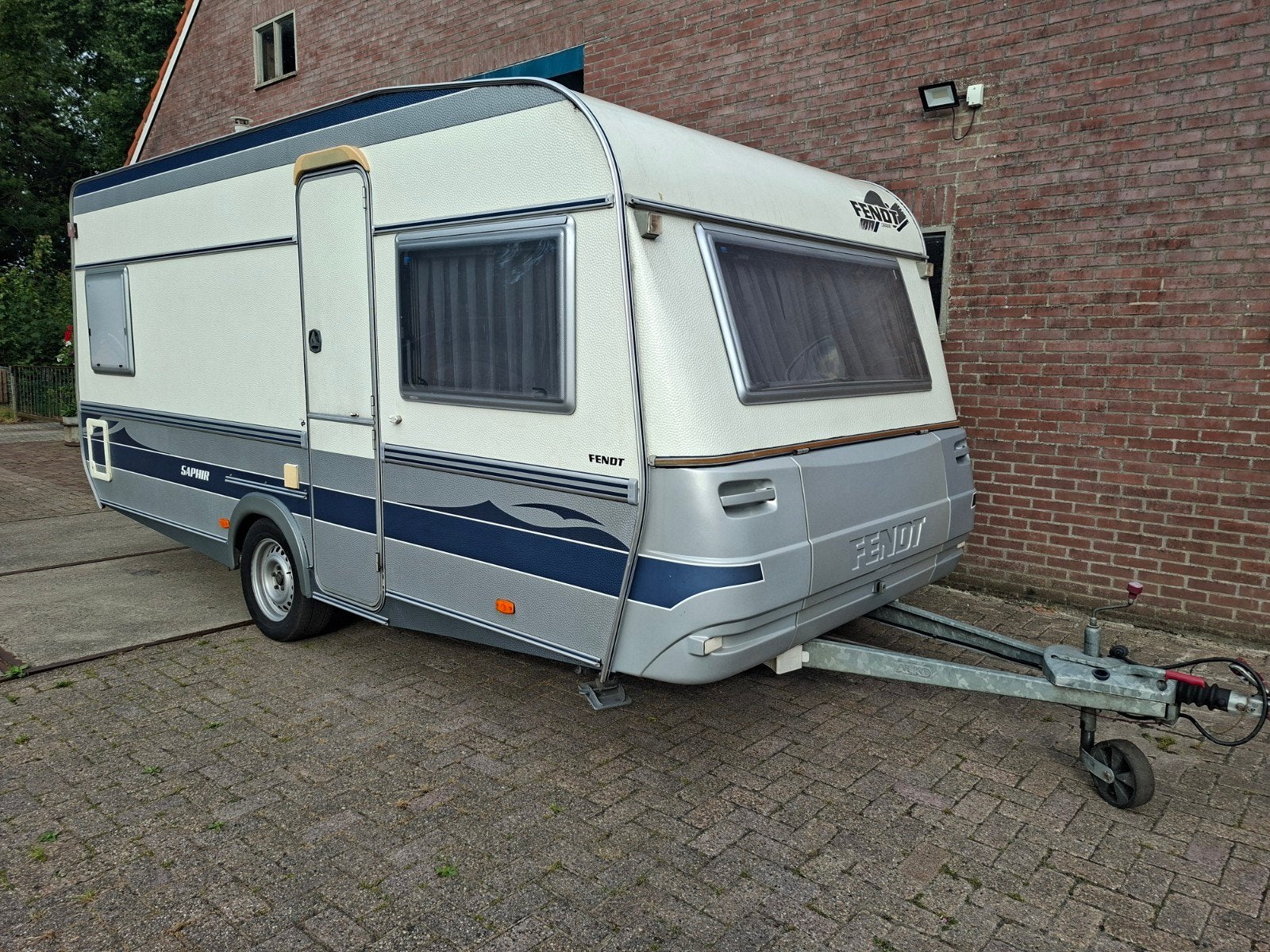 Fendt Saphir Caravan met voortent en luifel en fietsenrek, Vast bed, Rondzit, Particulier, Fendt