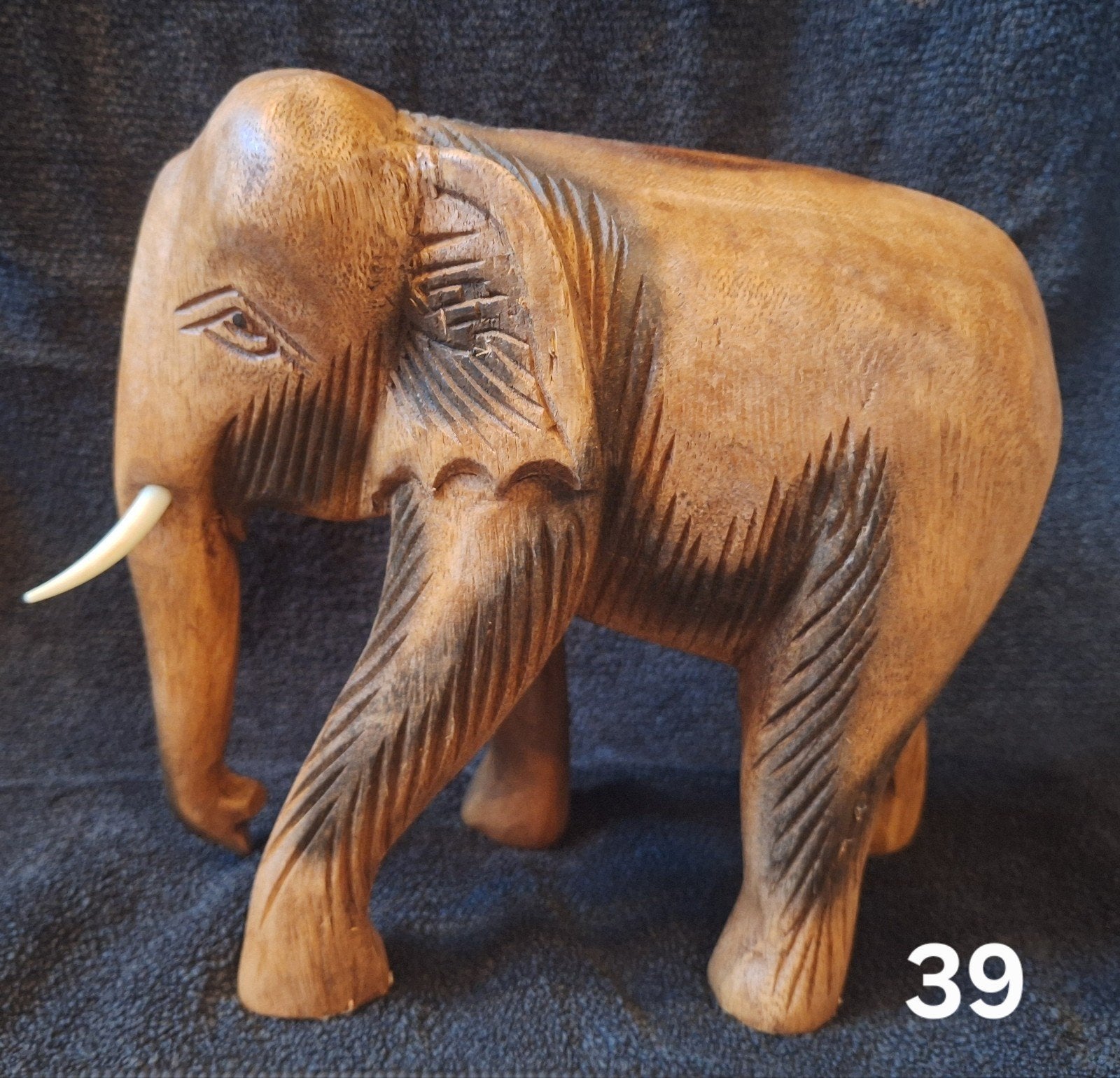 Handgesneden houten olifant met slagtanden, Ophalen of Verzenden, 20 - 50 cm, Beeld, Hout