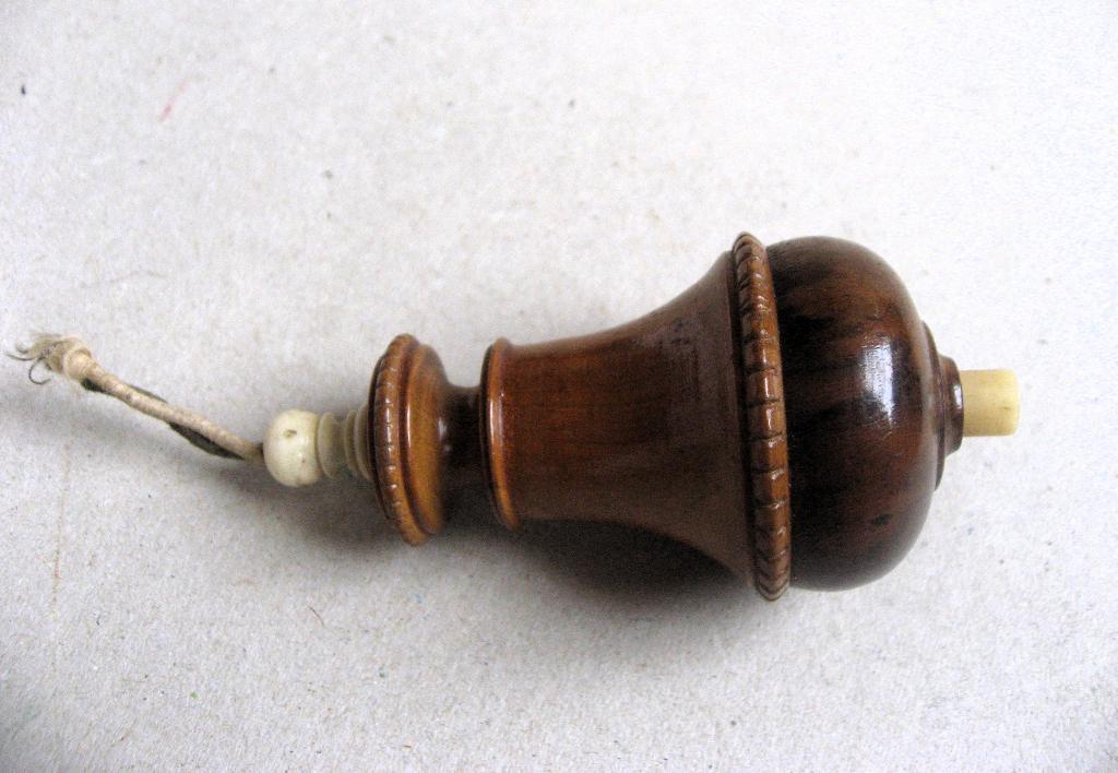 Antieke drukschakelaar, gedraaid hout met been knoppen, Antiek en Kunst, Ophalen of Verzenden