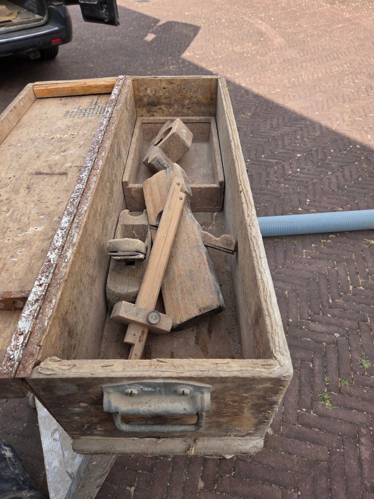 Oude houten gereedschapskist met diverse handgereedschappen, Ophalen