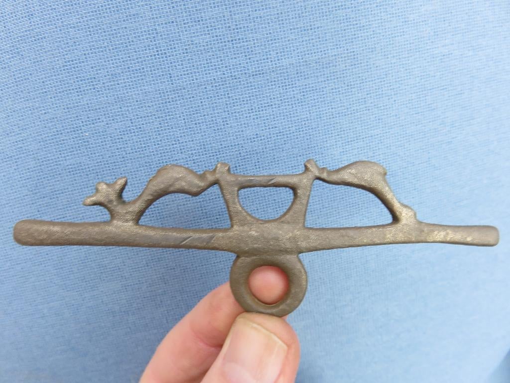 Romeinse bronzen dolfijn hanger ca 2000 jaar oud bodemvondst, Ophalen of Verzenden, Brons