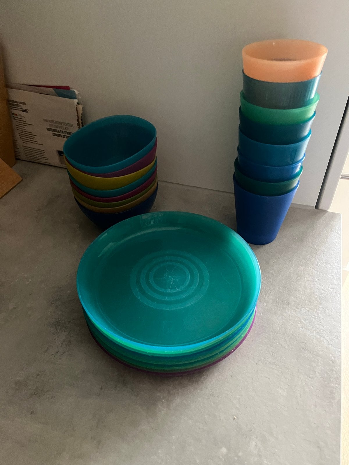 IKEA bordjes, bekers en kommetjes set, Kunststof, IKEA, Ophalen of Verzenden, Zo goed als nieuw