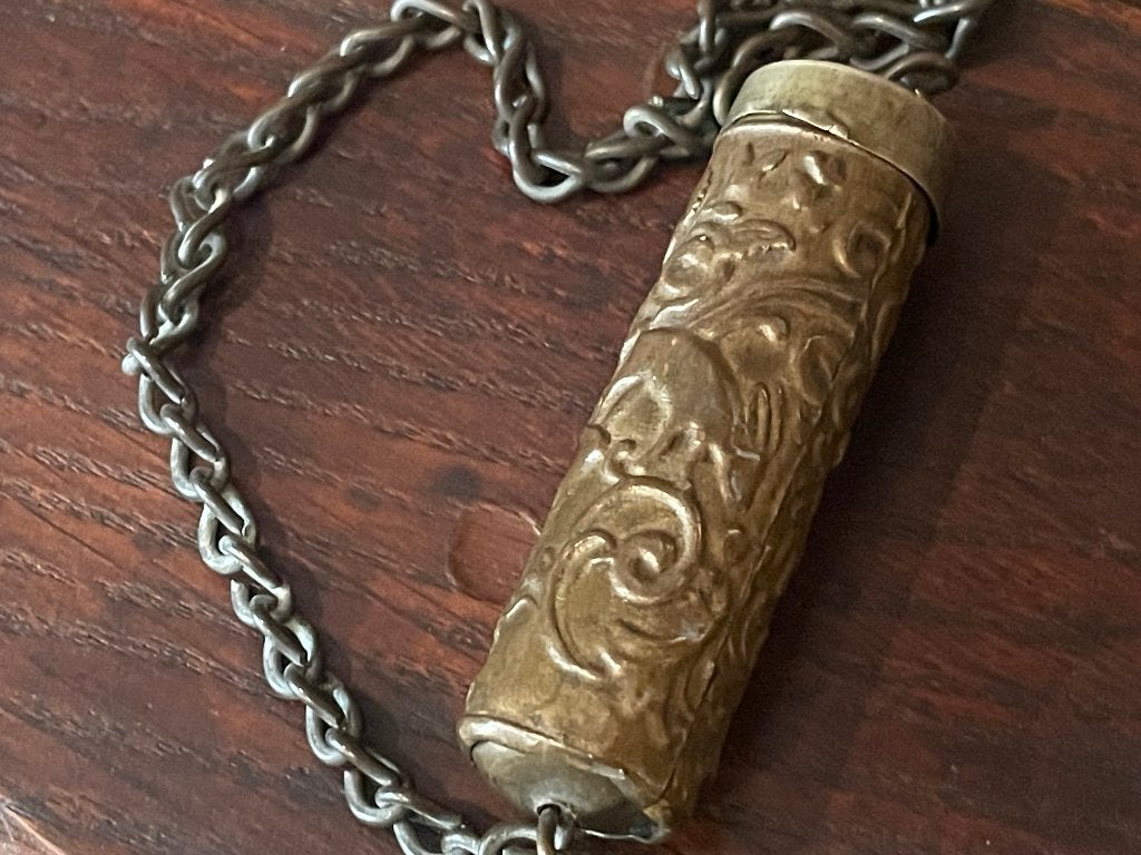 antiek koperen tondeldoosje met hond en hert aan ketting, Ophalen of Verzenden