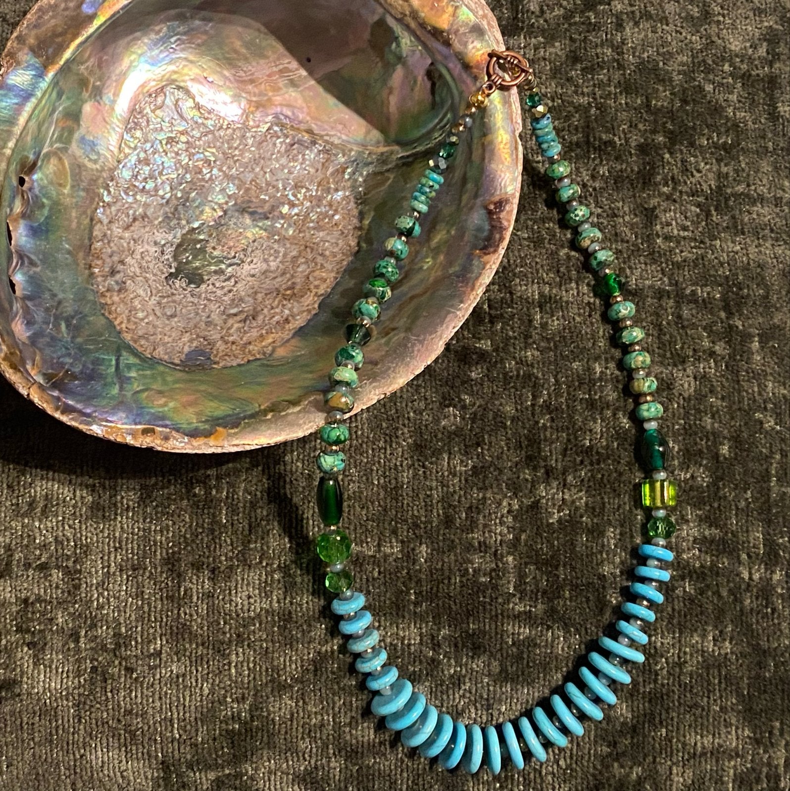 Handgemaakte ketting met turkoois en glaskralen, Sieraden, Tassen en Uiterlijk, Kettingen, Blauw, Nieuw, Ophalen of Verzenden