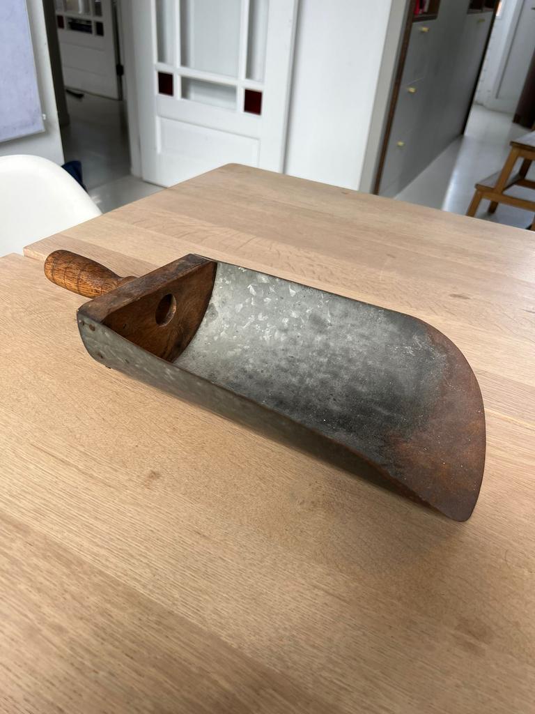 Antieke metalen graanschep met houten handvat, Ophalen of Verzenden