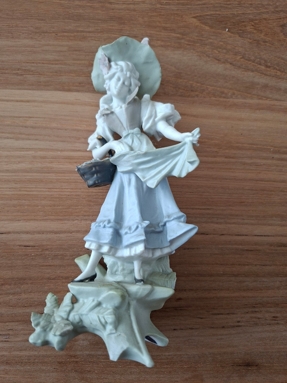 Vintage biscuitporseleinen beeldje dame met hoed en mandje, Antiek en Kunst, Ophalen of Verzenden