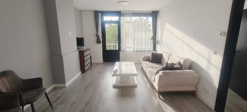 TE HUUR – GERENOVEERDE WONING IN CENTRUM BADHOEVEDOR, Via bemiddelaar, 3 kamers, Amsterdam, Amsterdam
