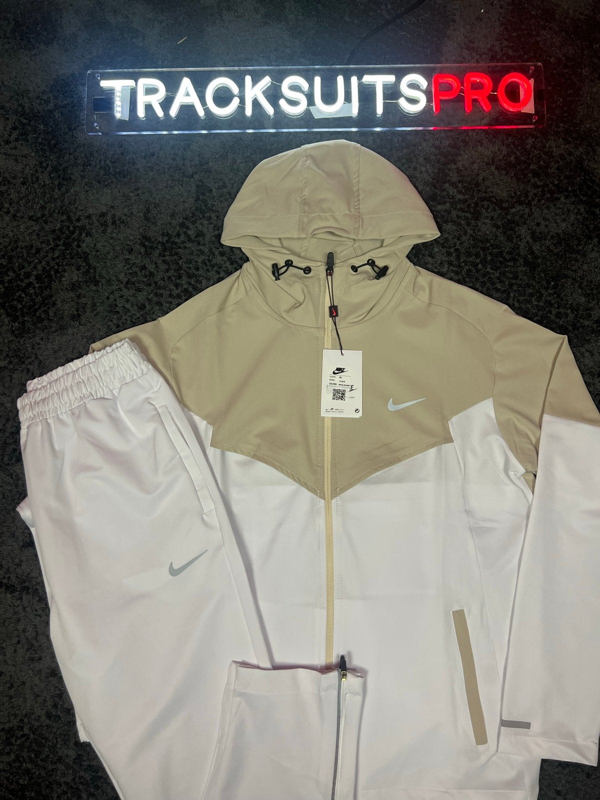 NIKE,UNDER ARMOUR,ONRUNNING,LACOSTE TRAININGSPAKKEN SALE!!, Meerkleurig, Nieuw, Overige maten, Ophalen of Verzenden