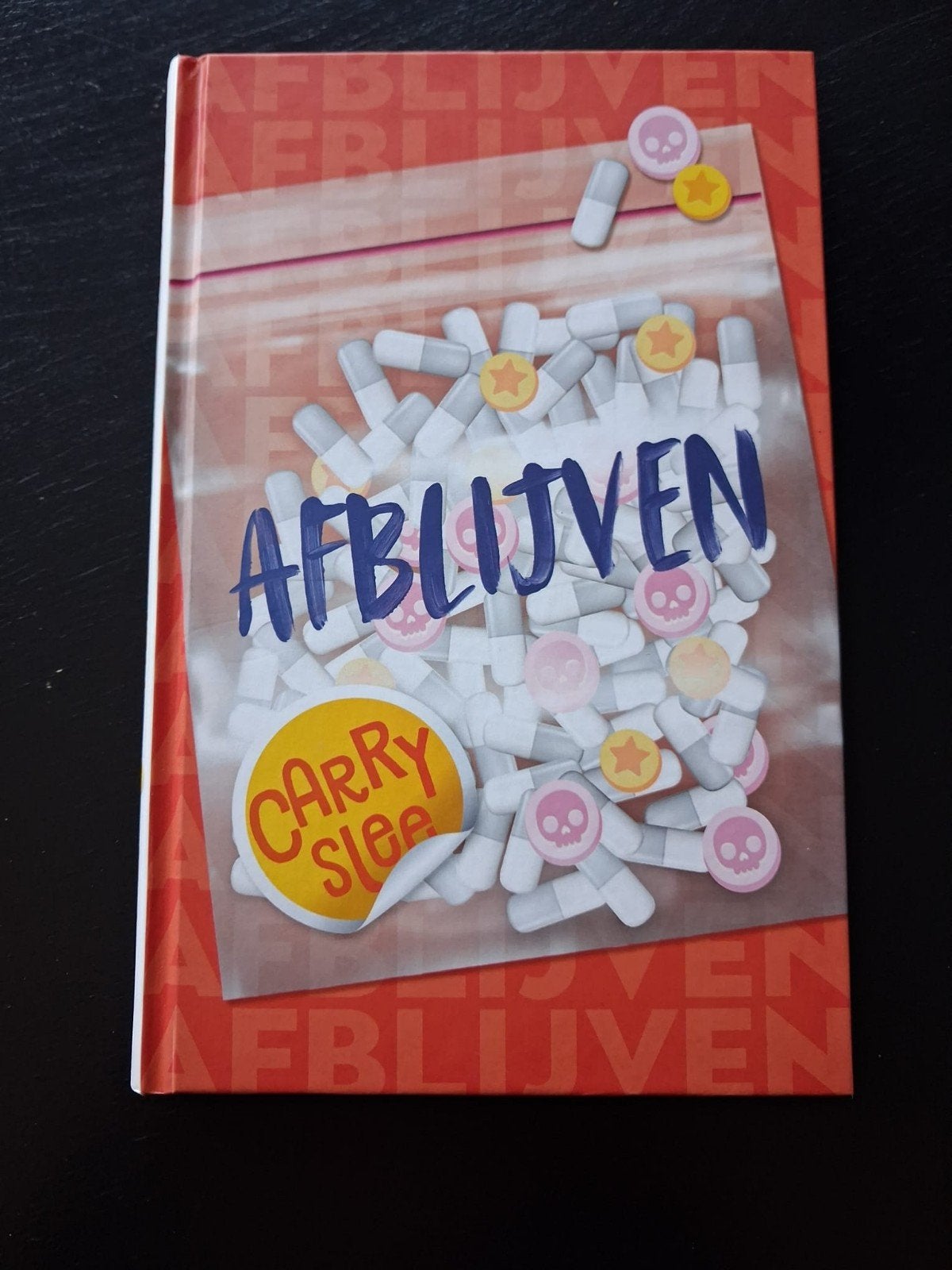 Afblijven - Carry Slee (Zo goed als nieuw leesboek), Ophalen of Verzenden, Zo goed als nieuw, Carry Slee