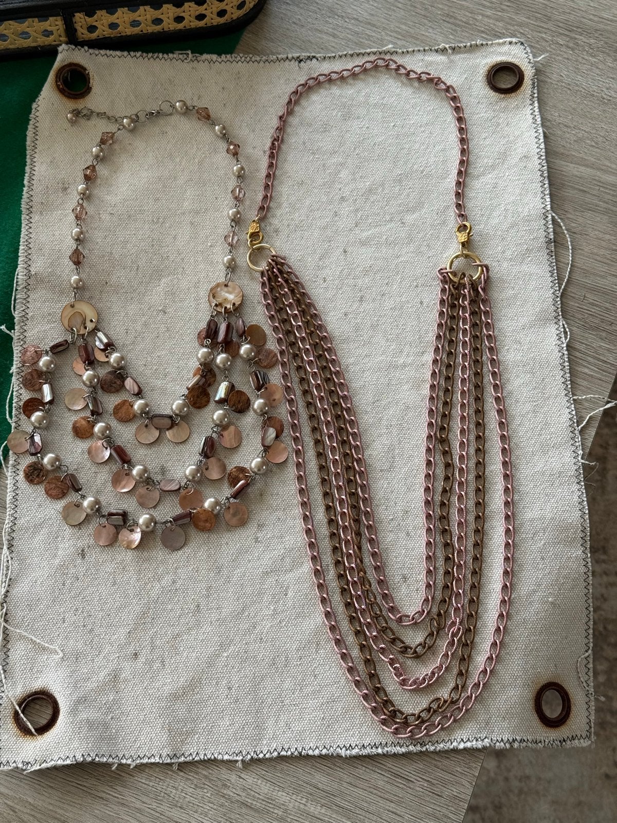 Set van 2 kettingen: parelmoer en gelaagde ketting, Bruin, Ophalen of Verzenden, Zo goed als nieuw, Overige materialen