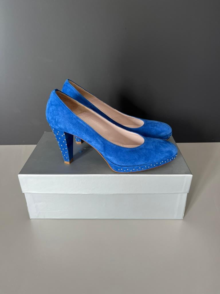 Lilian pumps kobalt blauw suede zilveren studjes 38, Kleding | Dames, Schoenen, Pumps, Blauw, Ophalen of Verzenden, Zo goed als nieuw