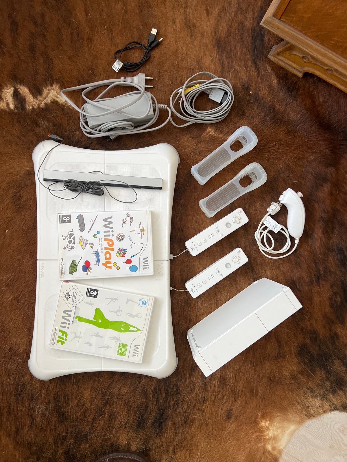 Nintendo Wii RVL-001 Complete Set met Wii Fit en Wii Play, Ophalen of Verzenden, Gebruikt, Met 2 controllers, Met games