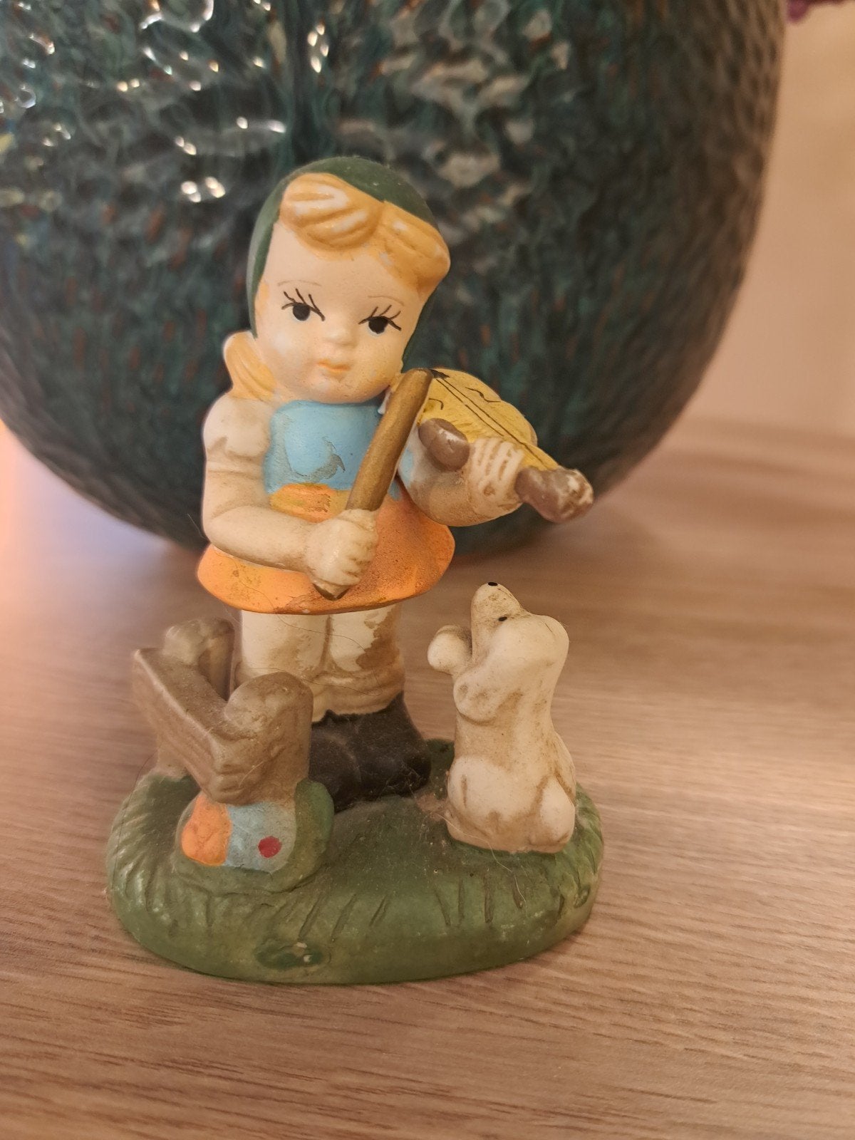 Vintage beeldje meisje met viool en dieren, Verzamelen, Ophalen of Verzenden, Gebruikt, Mens