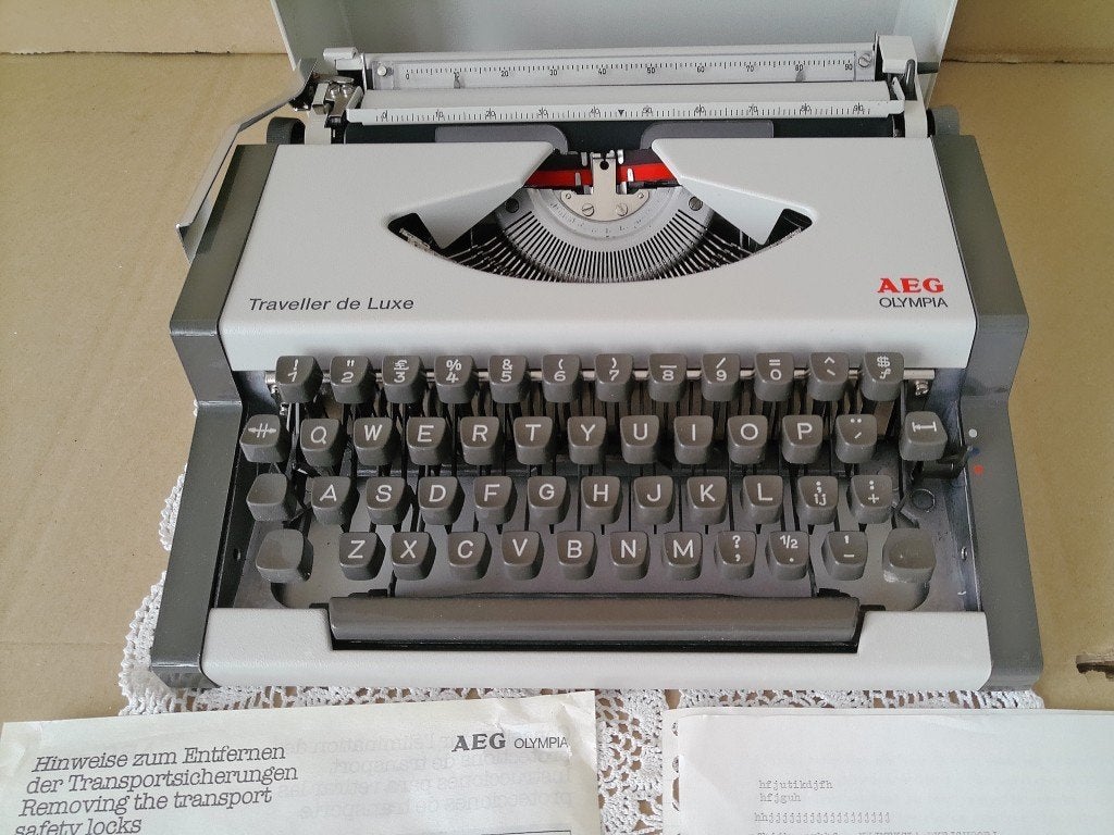 Vintage typemachine AEG OLYMPIA Traveller De Luxe Werkend, AEG, Gebruikt, Onbekend, Ophalen of Verzenden