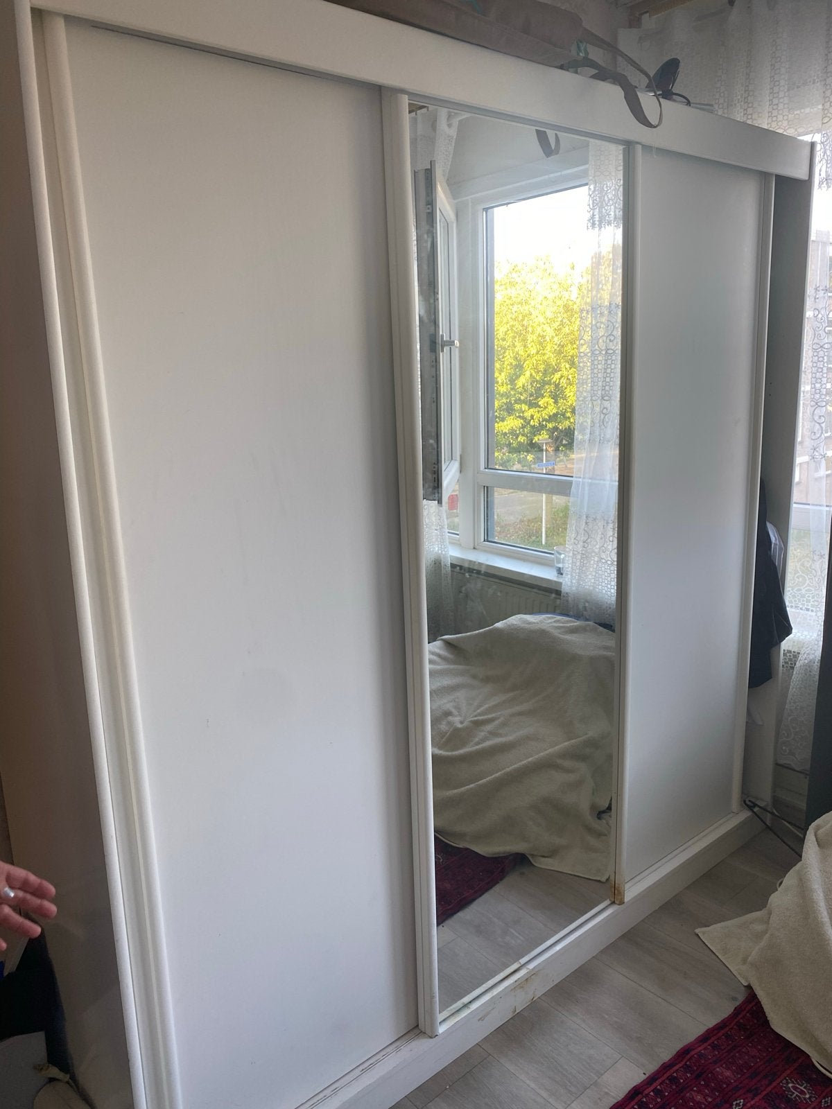 Witte kledingkast met schuifdeuren en spiegel, GRATIS !!, Gebruikt, 100 tot 150 cm, Ophalen of Verzenden, 150 tot 200 cm