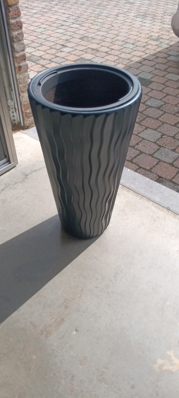 Grote kunststof plantenbak met golvend design, Kunststof, Gebruikt, Rond, Binnen