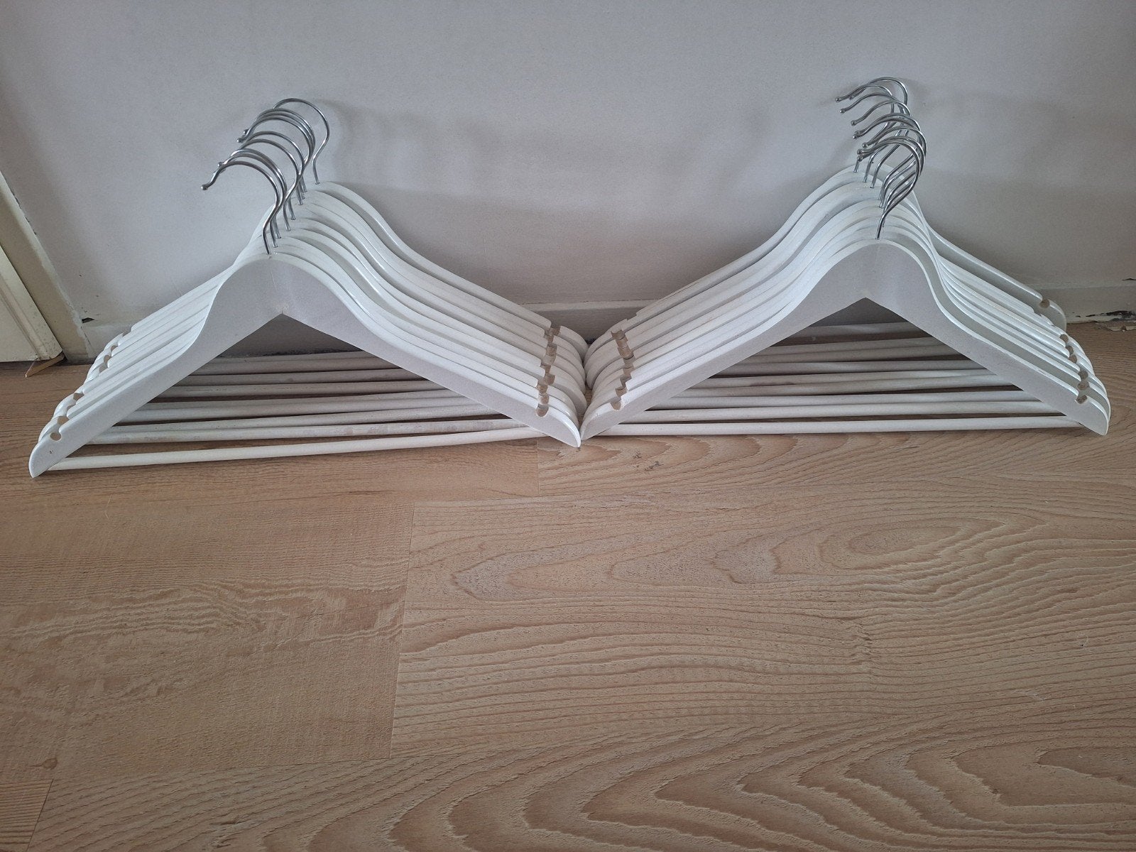 18 witte houten kledinghangers en 3 rok/broekhangers, Kleding | Dames, Ophalen, Zo goed als nieuw, Hout, Kinderen en Volwassenen