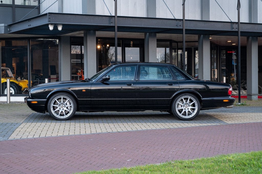 Jaguar XJR 100 4.0 Supercharged (bj 2003, automaat), Auto's, Jaguar, Gebruikt, Zwart, Bedrijf, 375 pk