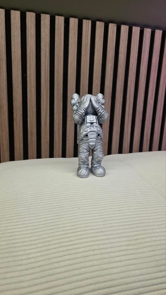 Kaws Silver Spaceman Collectable - Zilver Metallic, Verzamelen, Poppetjes en Figuurtjes, Ophalen of Verzenden, Nieuw