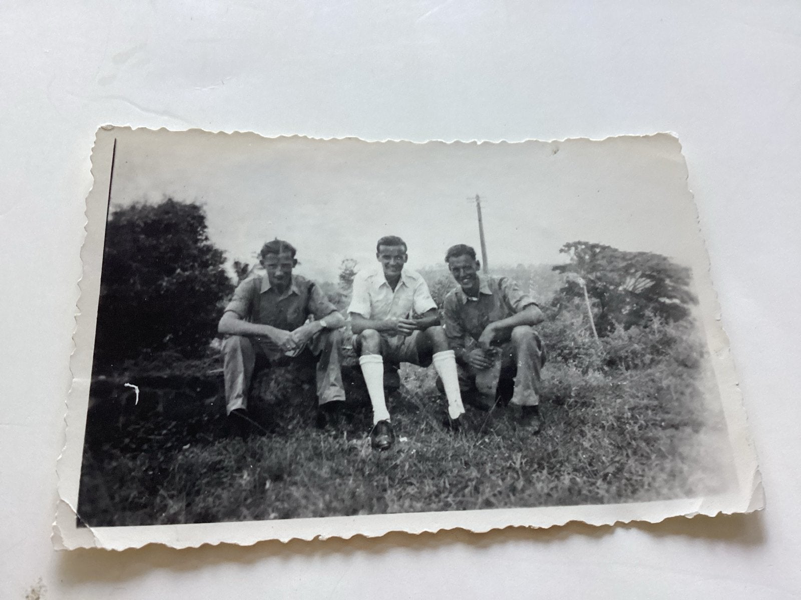 Ned Indië van drie vrienden in de natuur 1947, Verzamelen, Foto's en Prenten, Gebruikt, Foto, Ophalen of Verzenden, Voor 1940