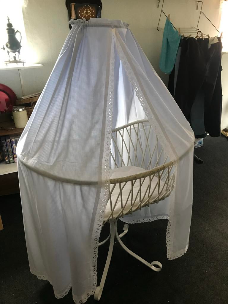 Vintage rotan wieg met matras en hemeltje, Ophalen, Gebruikt, Wieg