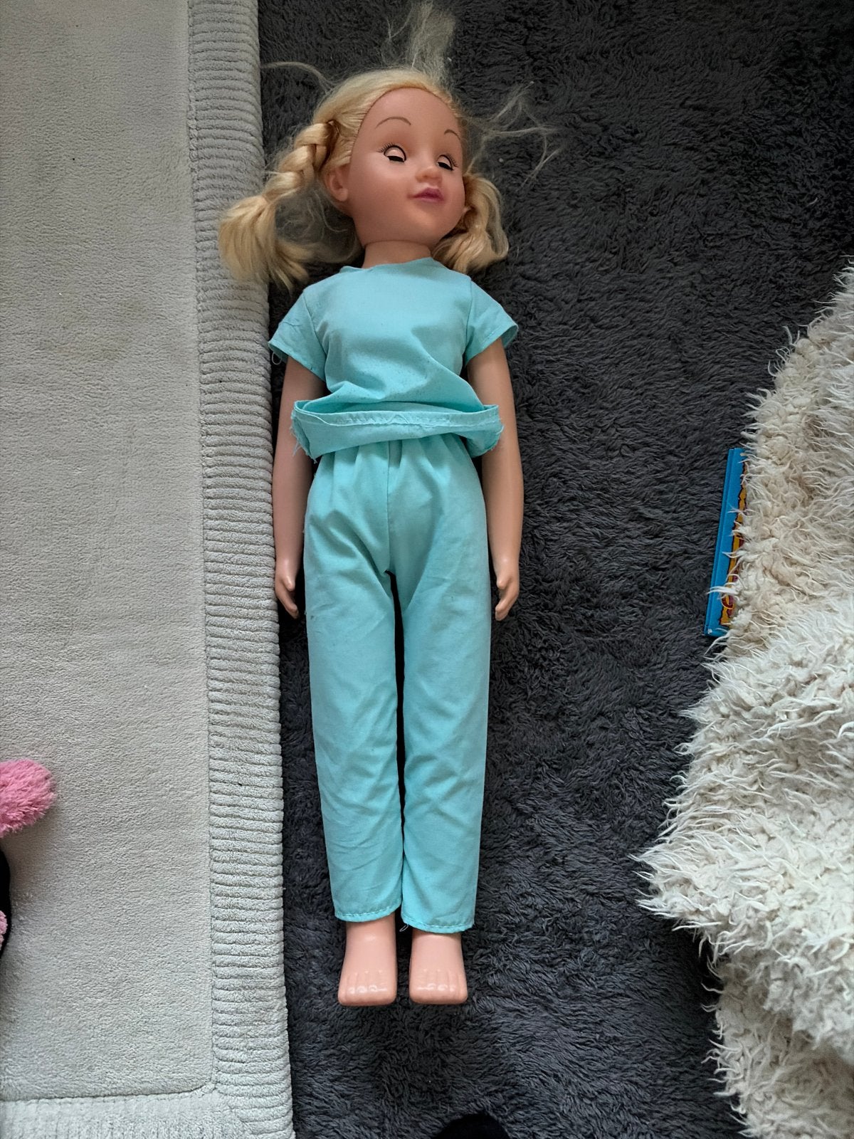 Grote pop met blond haar en blauw pakje, Ophalen of Verzenden, Gebruikt, Overige typen