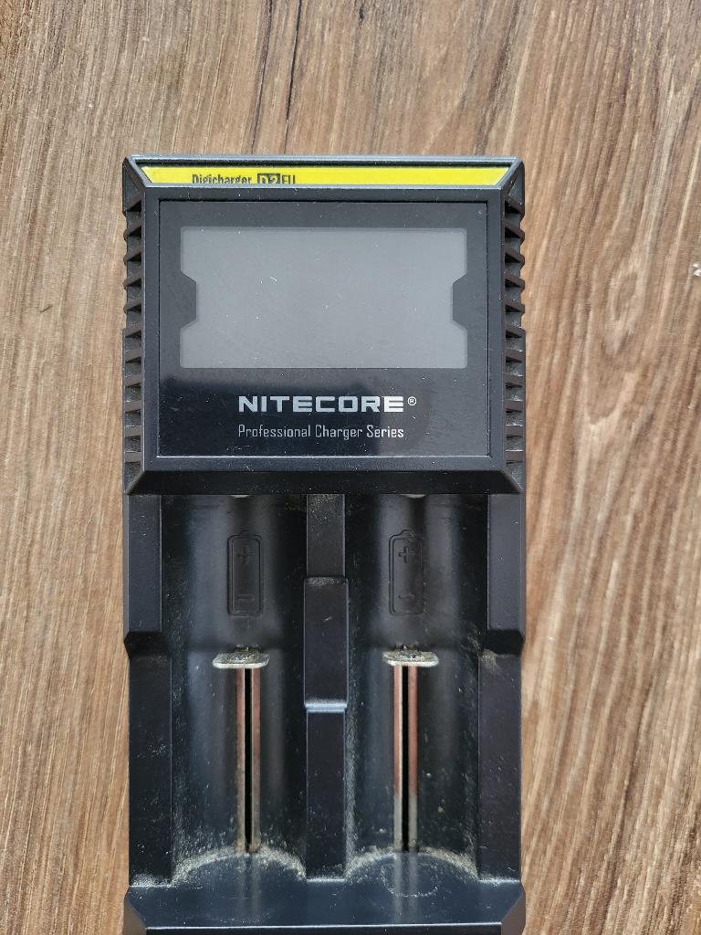 Nitecore D2 + i2 / NEW i2 2-slot batterijladers bundle, Ophalen, Zo goed als nieuw