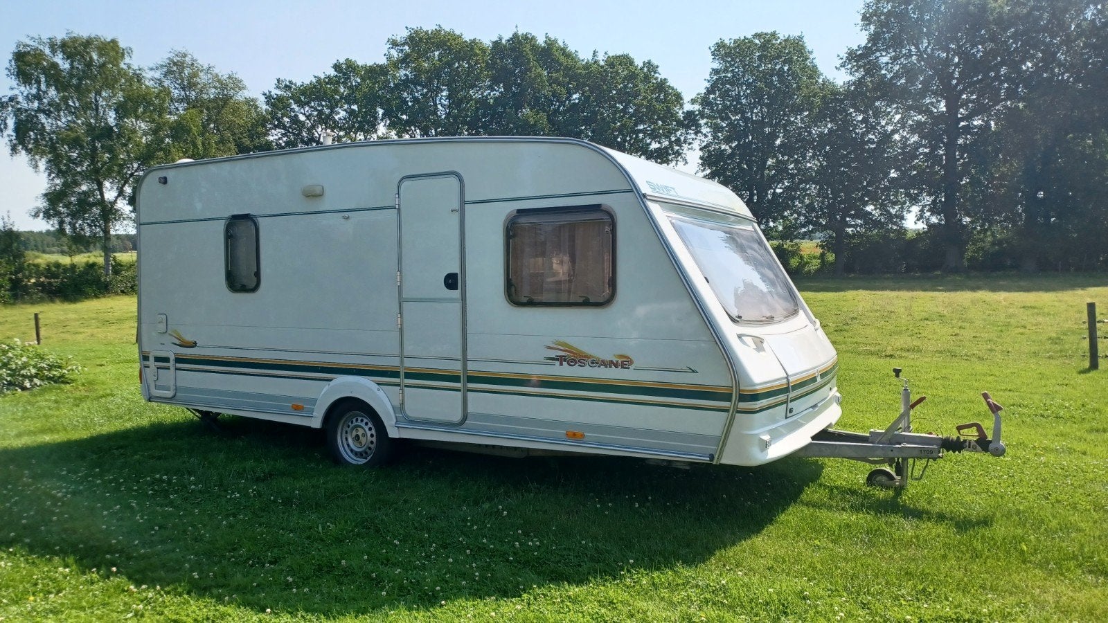 Mooie Swift Toscane 490 met voortent en luifel, Schokbreker, Rondzit, Frans bed, Particulier
