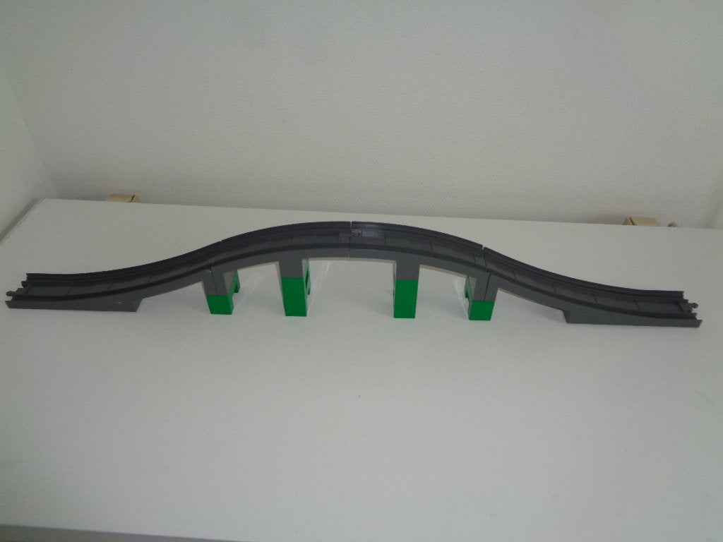 Lange Duplo brug voor de Duplo trein.  1 meter lang.