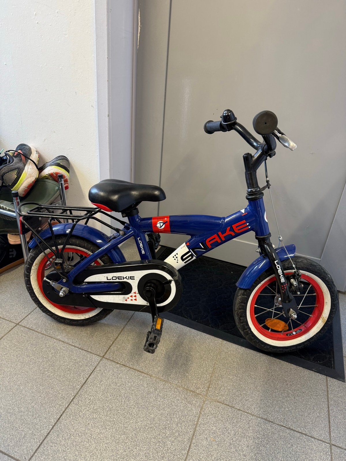 Loekie Snake kinderfiets 12 inch, Fietsen en Brommers, Fietsen | Kinderfietsjes, Ophalen, Terugtraprem, Zijwieltjes, Gebruikt