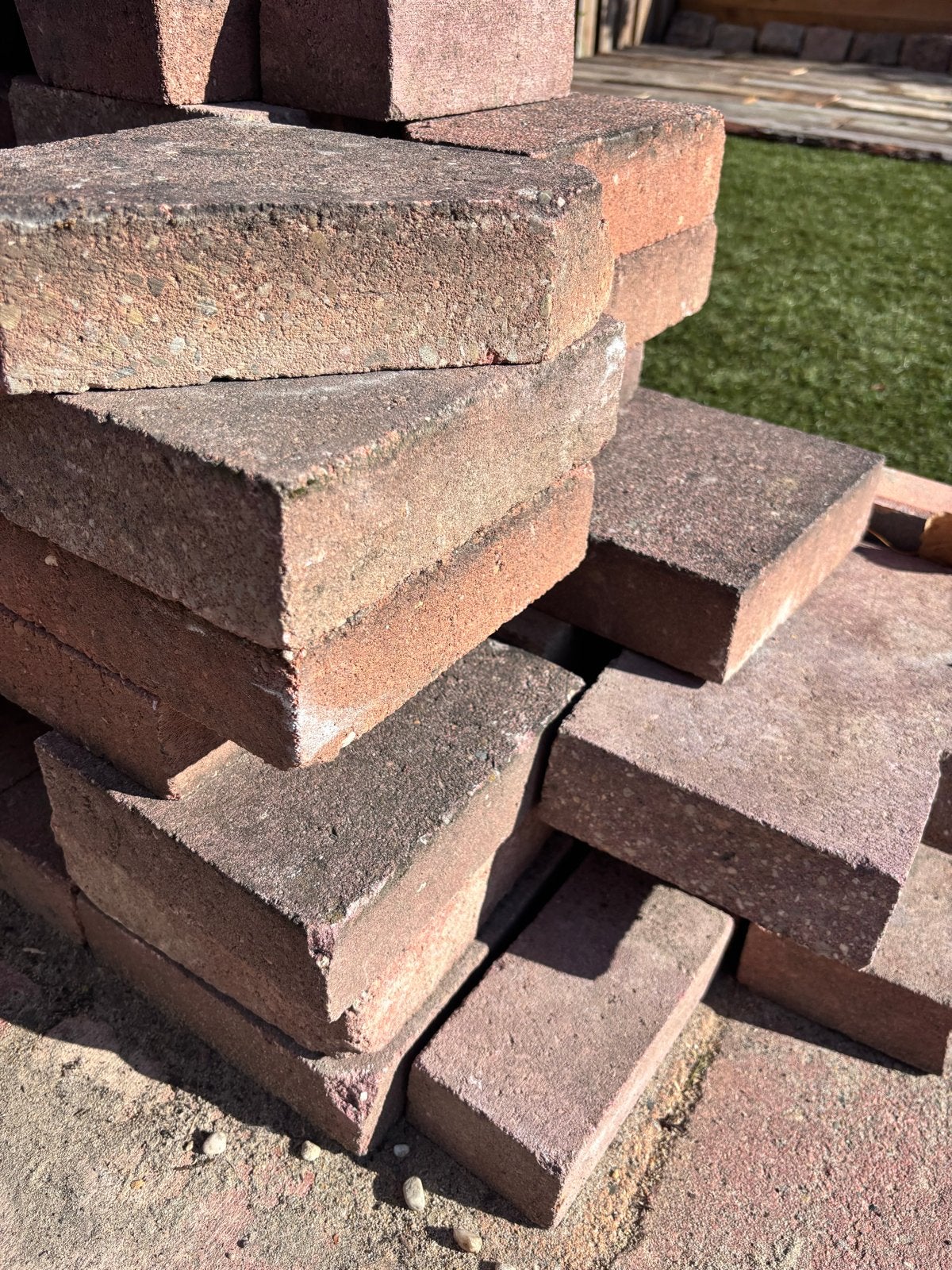 GRATIS Gebruikte rood / bruine voor tuin of oprit, Ophalen, Gebruikt, Klinkers, Minder dan 5 m²