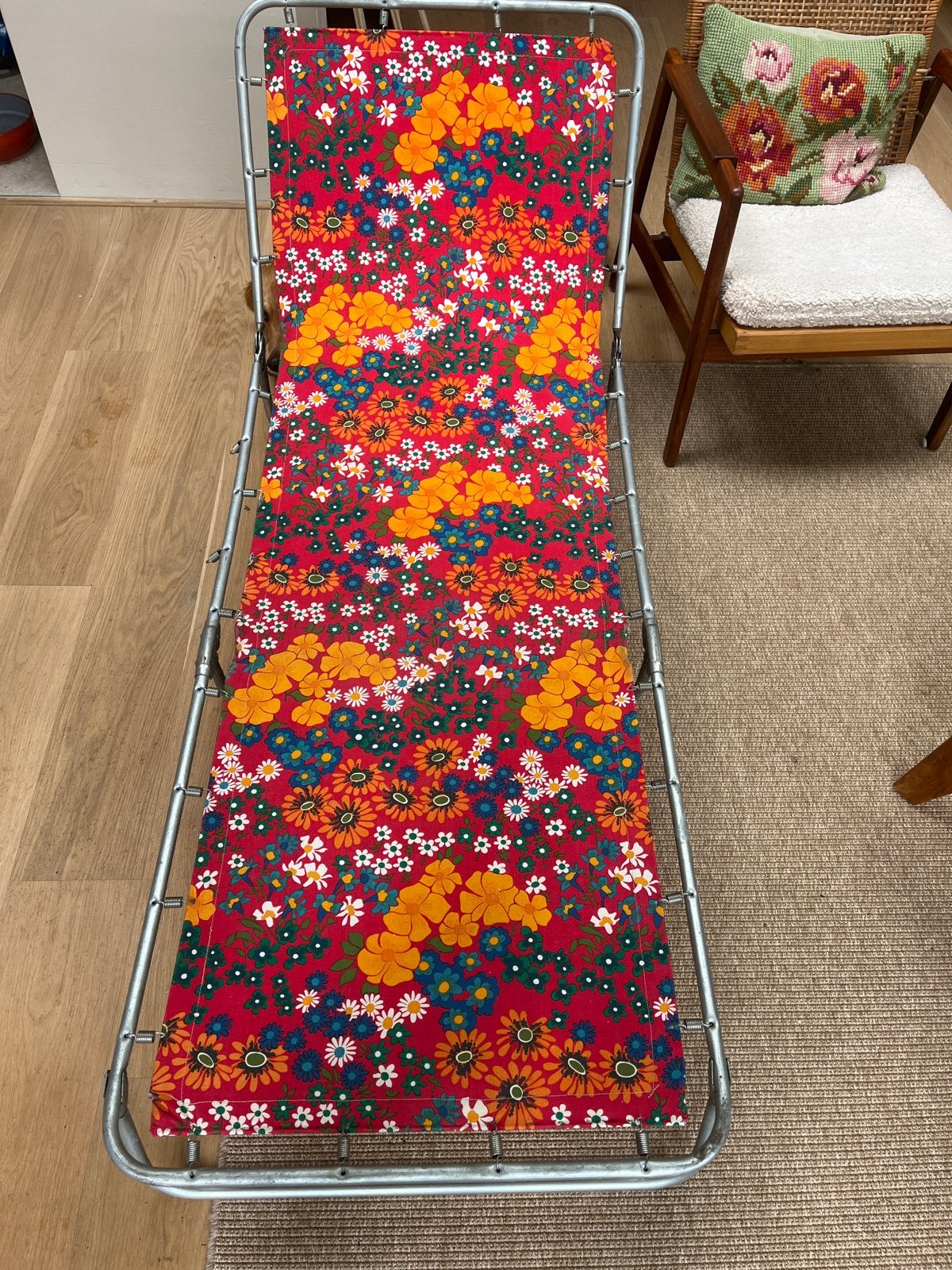 Vintage Ligbed met Bloemenprint - Jaren '70 Stijl, Huis en Inrichting, Ophalen, Gebruikt, Overige kleuren, Metaal